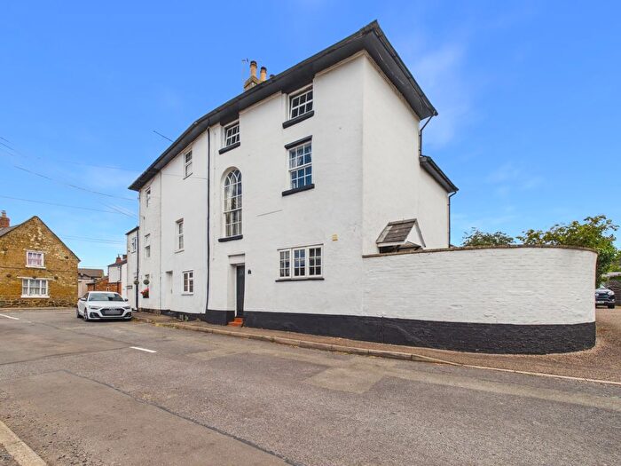 3 Bedroom End Of Terrace House For Sale In Knutsford Lane, Long Buckby, NN6