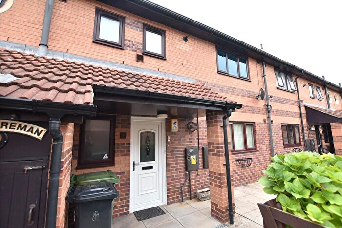 2 Bedroom Apartment For Sale In Farm Court, Leeds, West Yorkshire, LS15