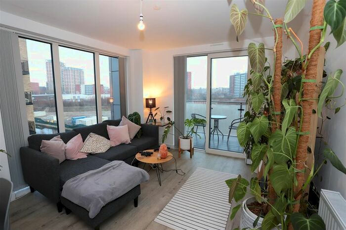 3 Bedroom Flat To Rent In Lockgate Square, Salford M5