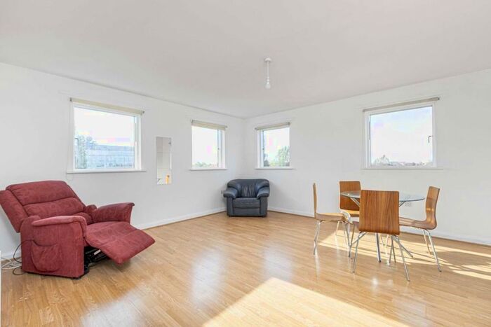 2 Bedroom Flat To Rent In Du Cane Road, London, W12