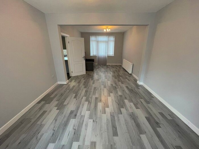 3 Bedroom Semi-Detached House To Rent In Longley Lane, Sheffield, S5