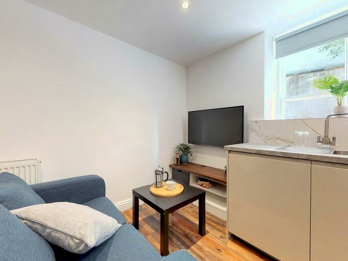 Apartment To Rent In Apt, Clarendon Road #, LS2