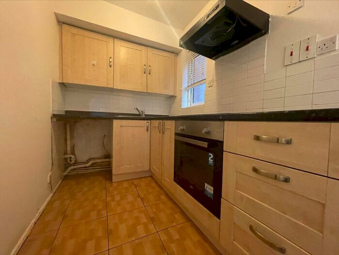 Studio To Rent In Maltby Drive, Enfield EN1