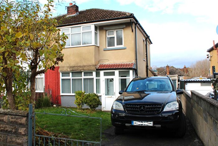 3 Bedroom Semi Detached House To Rent In Parkside Grove, Bradford, BD9