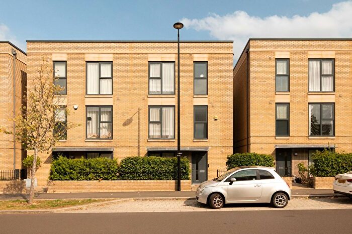 5 Bedroom Semi-Detached House For Sale In Osprey Drive, Cambridge, CB2