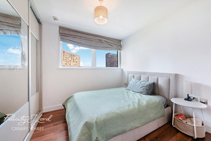 2 Bedroom Apartment To Rent In Blackwall Way, London, E14