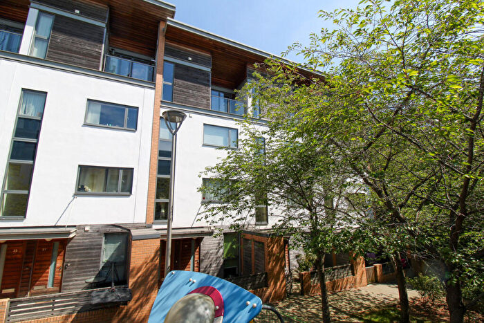 2 Bedroom Maisonette For Sale In Petersfield Green, Milton Keynes, MK9
