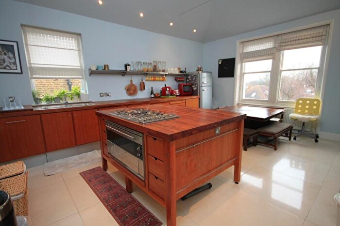 3 Bedroom Flat To Rent In Kidbrooke Grove London, SE3