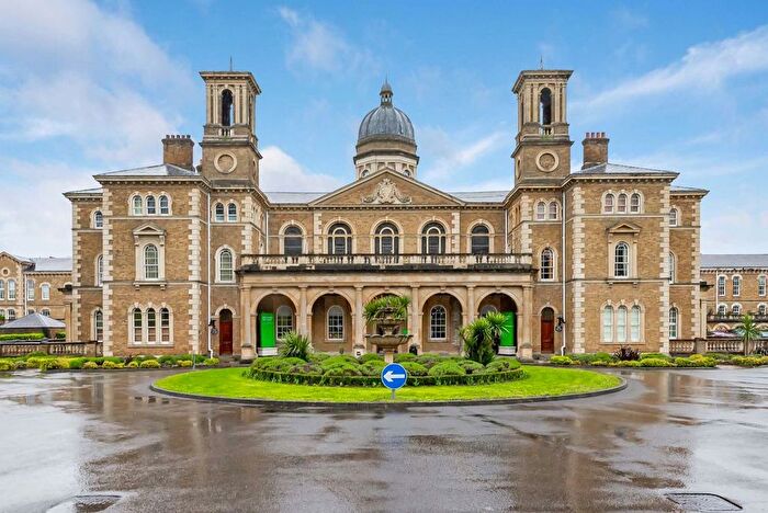 2 Bedroom Flat To Rent In Royal Drive, New Southgate, N11