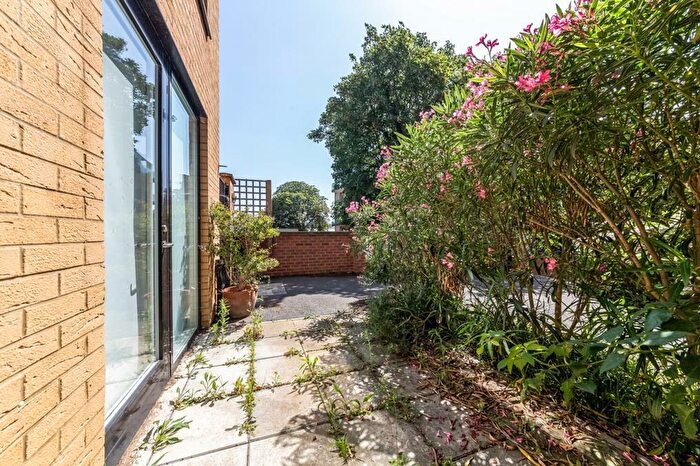1 Bedroom Apartment For Sale In Thornlaw Road West Norwood, SE27