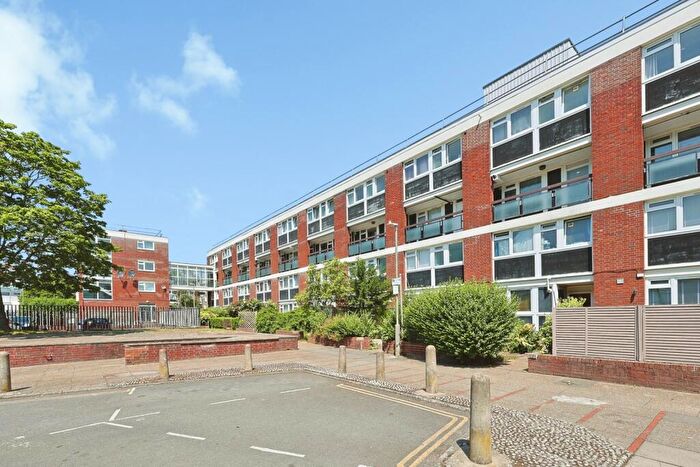 3 Bedroom Flat For Sale In Searles Close, London, SW11