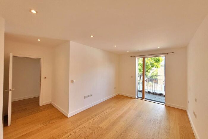 2 Bedroom Flat To Rent In Croxted Road, West Dulwich, London, SE21