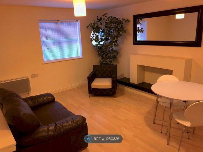 2 Bedroom Flat To Rent In Minster Court, Leicester LE1