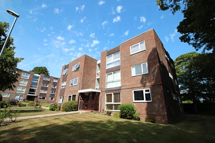 2 Bedroom Flat To Rent In Kingsway Court, Leeds, West Yorkshire, LS17