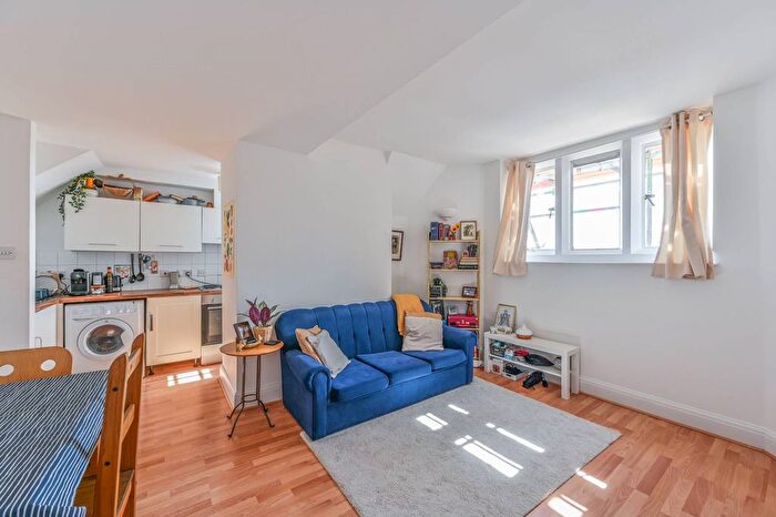 1 Bedroom Flat To Rent In Belgrave House, Oval, London, SW9