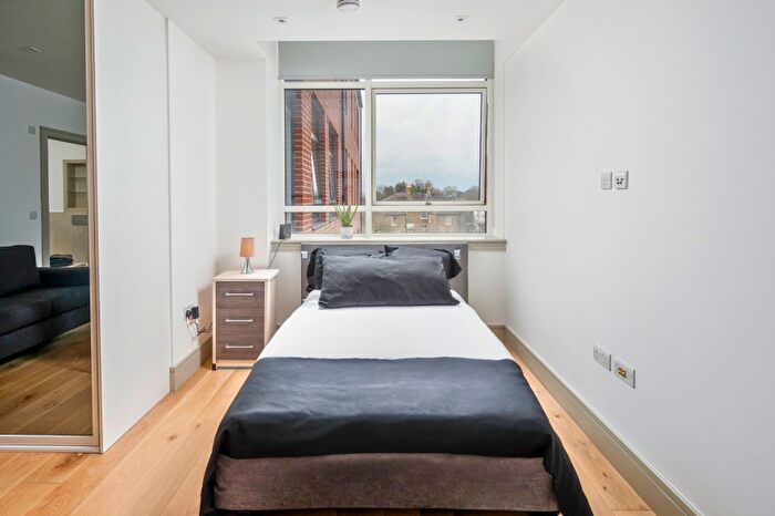 Studio To Rent In Lawrence Road, London, N15