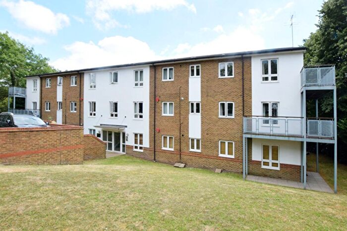 2 Bedroom Flat To Rent In Metropolitan Place, Watford, WD18