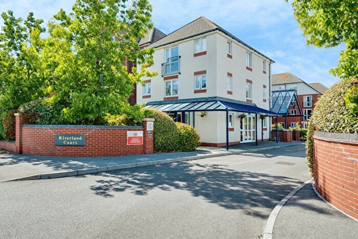 2 Bedroom Flat For Sale In Riverland Court, Christchurch, BH23