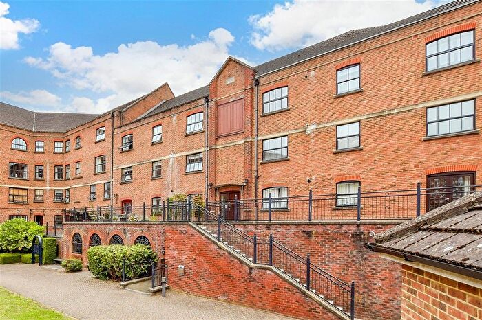 2 Bedroom Flat For Sale In Whitefriars Wharf, Tonbridge, Kent, TN9