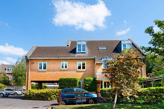 2 Bedroom Flat For Sale In Fulmar Close, Surbiton, KT5
