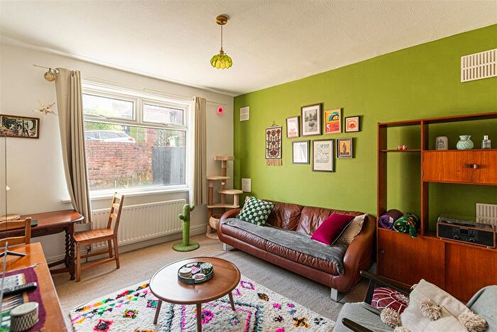 2 Bedroom Flat To Rent In Shaftesbury Grove, Heaton, Newcastle Upon Tyne, NE6