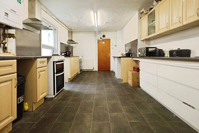 5 Bedroom Terraced House To Rent In Five Double Bedrooms / Five Bathrooms - Walpole Road, Bournemouth, BH1