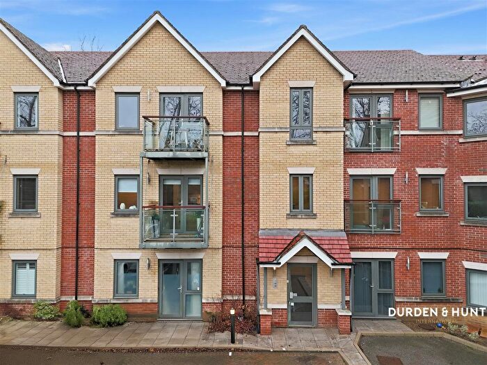 3 Bedroom Flat For Sale In Buckhurst Way, Buckhurst Hill, IG9