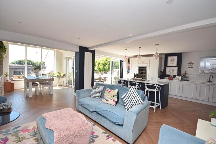 4 Bedroom Detached House For Sale In Deepfield Close, Cardiff, CF5