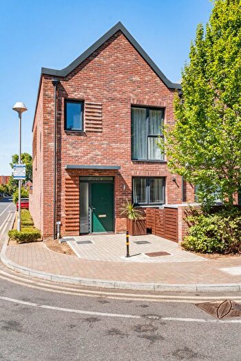 3 Bedroom Property For Sale In Reynard Way, Brentford, TW8