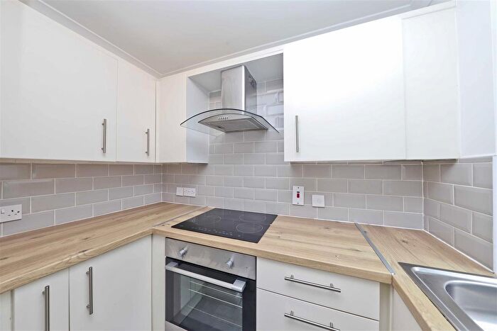 1 Bedroom Flat For Sale In Gainsborough Road, Hayes, UB4