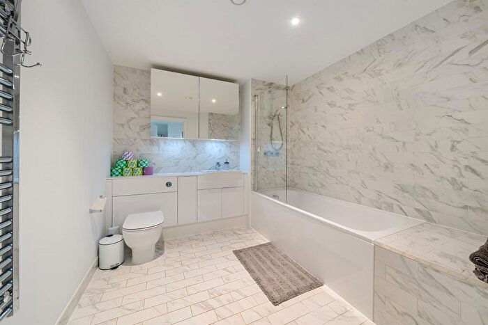 2 Bedroom Apartment For Sale In Heygate Street, London, SE17
