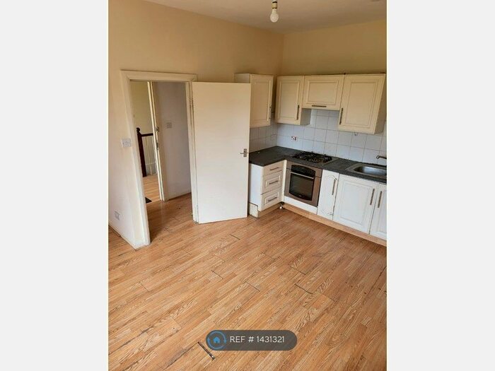 2 Bedroom Flat To Rent In Bromley Road, London, SE6