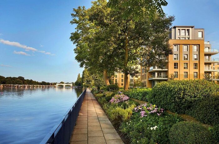 2 Bedroom Flat To Rent In Camera House, Teddington, TW11