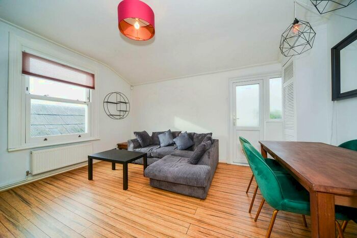 3 Bedroom Flat To Rent In Totterdown Street, Tooting, London, SW17