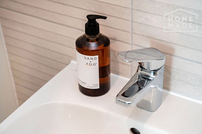 2 Bedroom Flat To Rent In River View, TW18