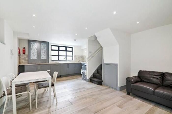 2 Bedroom Terraced House To Rent In Windsor Road, Holloway, N7