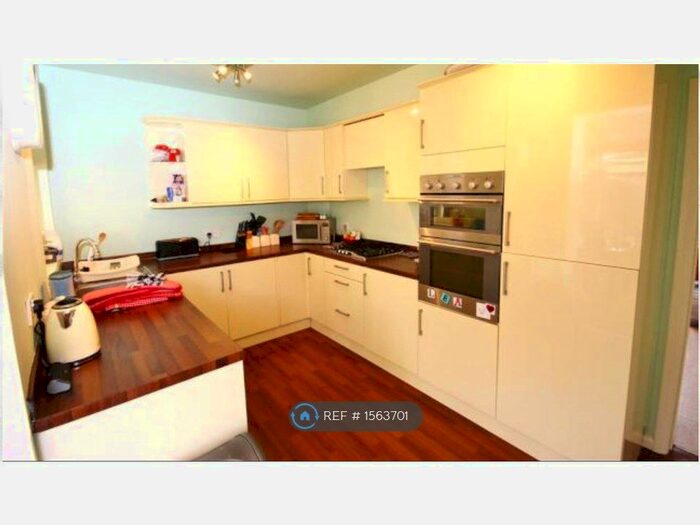 4 Bedroom Terraced House To Rent In Kings Lane, Englefield Green, Egham, TW20