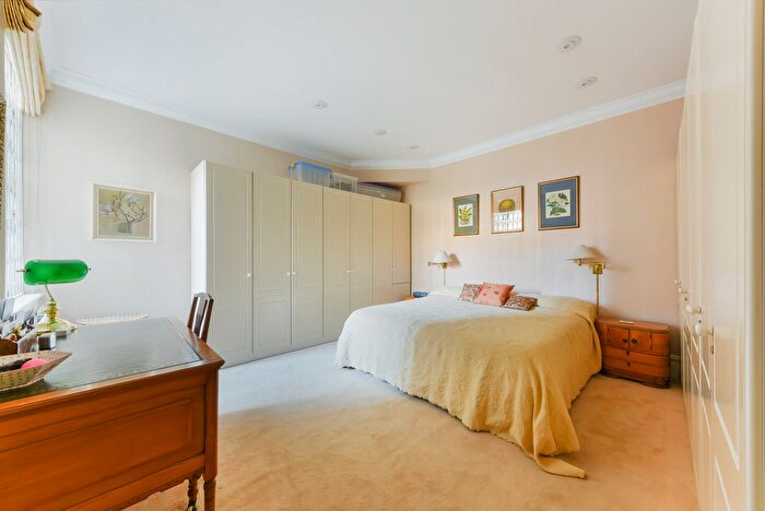 3 Bedroom Flat To Rent In The Orchard, W4