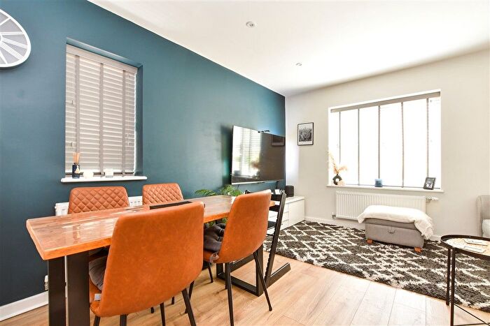 2 Bedroom Flat For Sale In Thornton Close, Leatherhead, Surrey, KT22