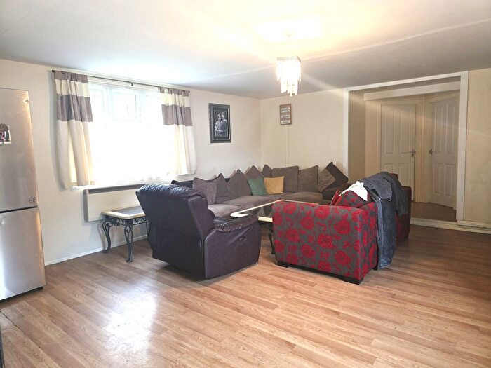 2 Bedroom Bungalow To Rent In Slough, Berkshire, SL3