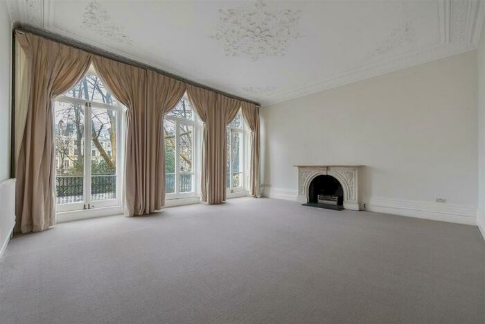 3 Bedroom Flat To Rent In Redcliffe Square, SW10