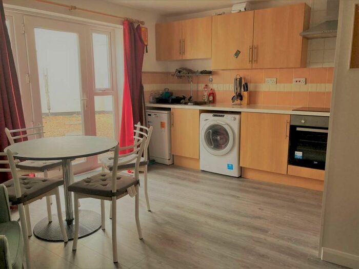 3 Bedroom Flat To Rent In Violet Row, CF24