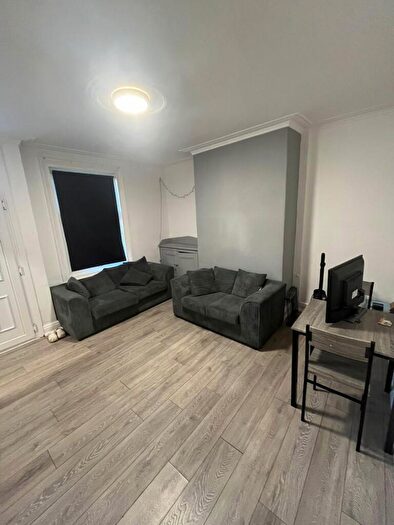 2 Bedroom House To Rent In Thornville Mount, Leeds, LS6