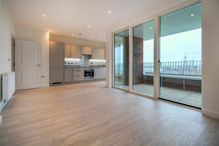 1 Bedroom Flat To Rent In Hamilton Mansions, Fielders Crescent, IG11