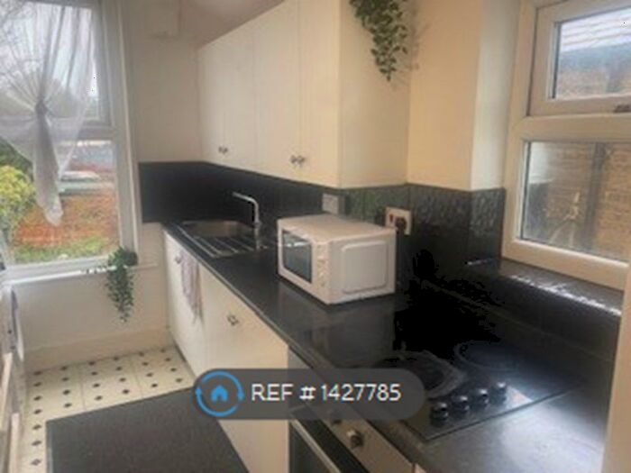 1 Bedroom Flat To Rent In Vicarage Road, Watford, WD18