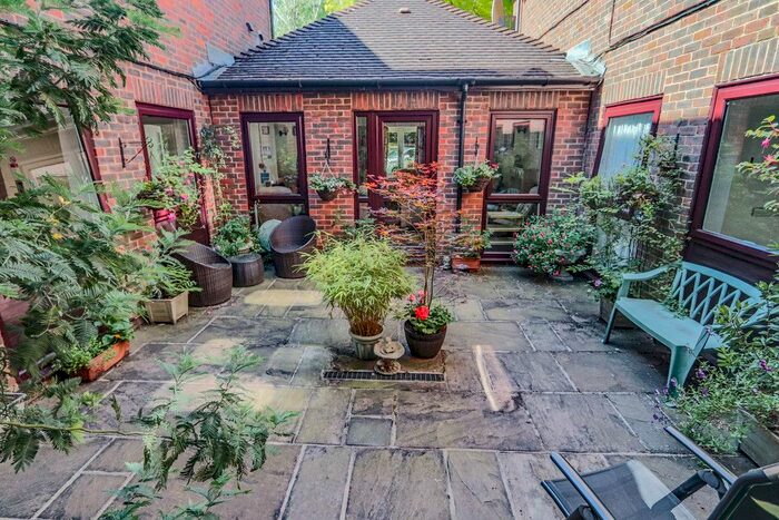 1 Bedroom Flat For Sale In Coulsdon Road, Coulsdon, CR5