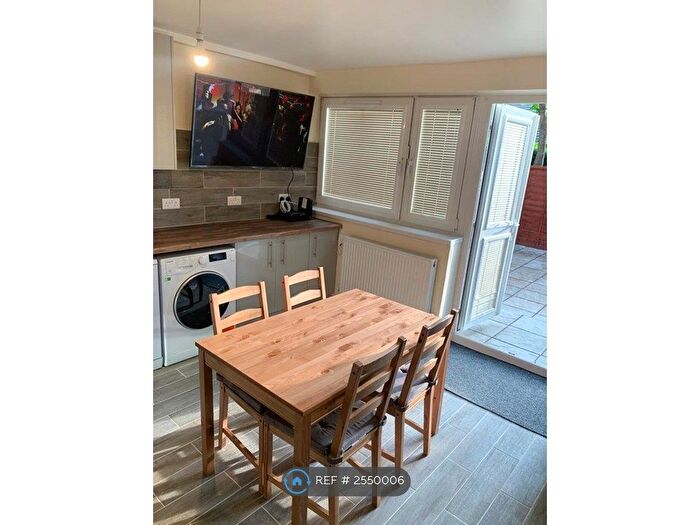 4 Bedroom Maisonette To Rent In Hambley House, London, SE16