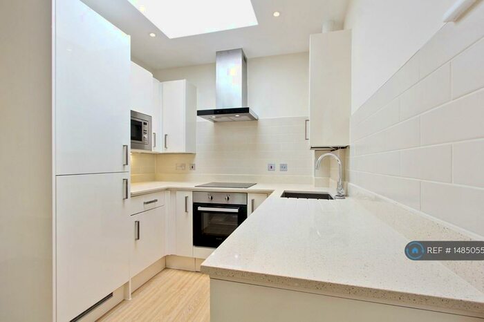 2 Bedroom Flat To Rent In Station Road, London, N3