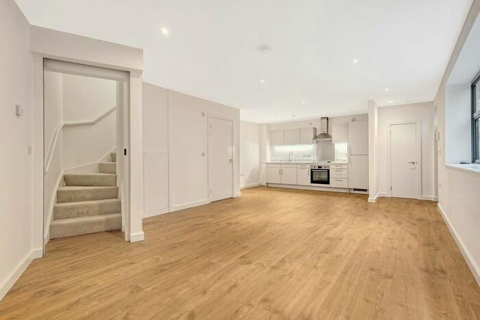 2 Bedroom Property To Rent In Oak Crescent, Canning Town, London, E16