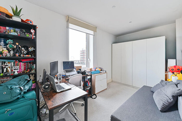 2 Bedroom Flat To Rent In Victory Parade, Woolwich, London, SE18